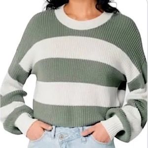 WHITE AND GREEN STRIPED CROPED HOLLISTER SWEATER